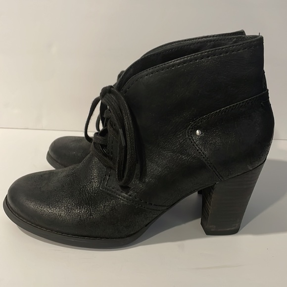 Clarks Artisan Active AIR Black Leather Lace-up Heeled Bootie Women's Size 8.5M - Picture 3 of 12